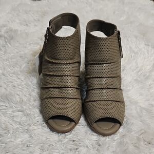Women's Taupe Perforated‎ Peep Toe Ankle Sandals  Side Zip Wedge Heel Size 7.5